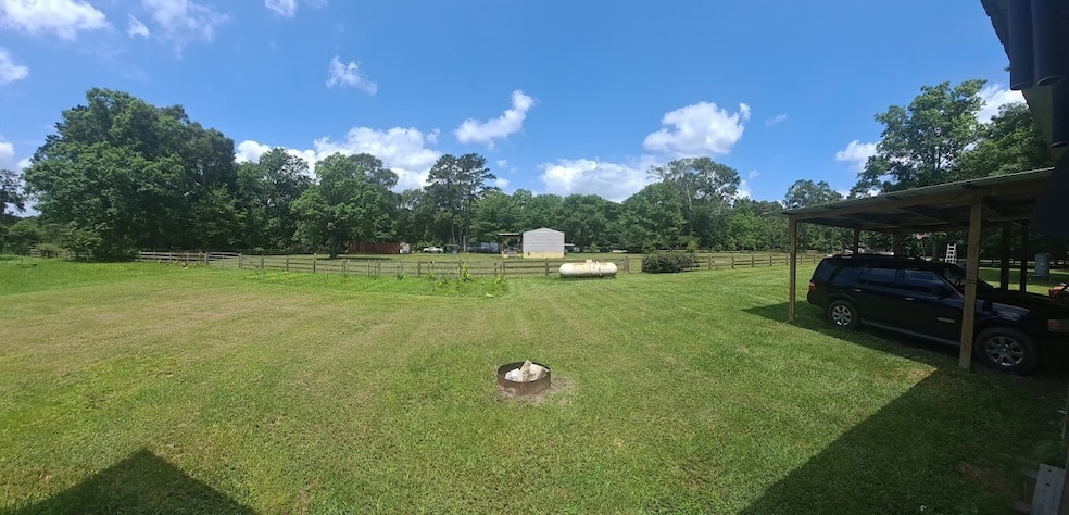 View of side yard looking to neighbors