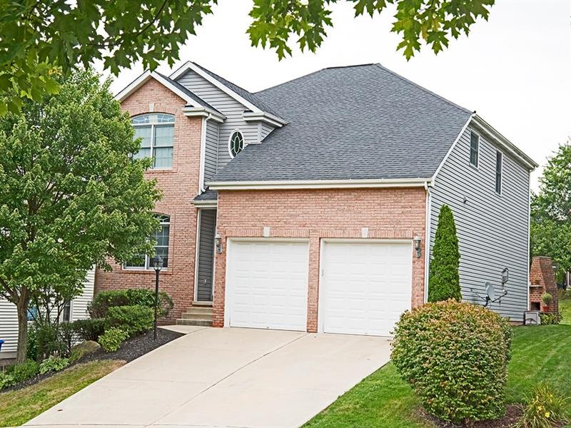 BEAUTIFUL CUSTOM BUILT HOME LOCATED IN HERTIAGE CR