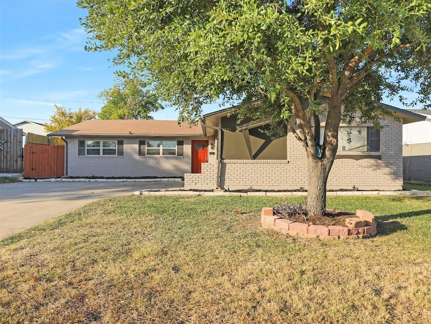 View of front facade featuring a front lawn