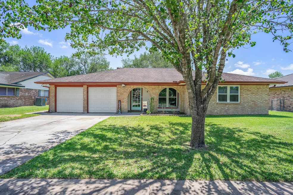 515 Mary Ann Dr, Friendswood, TX 77546 - photo 1