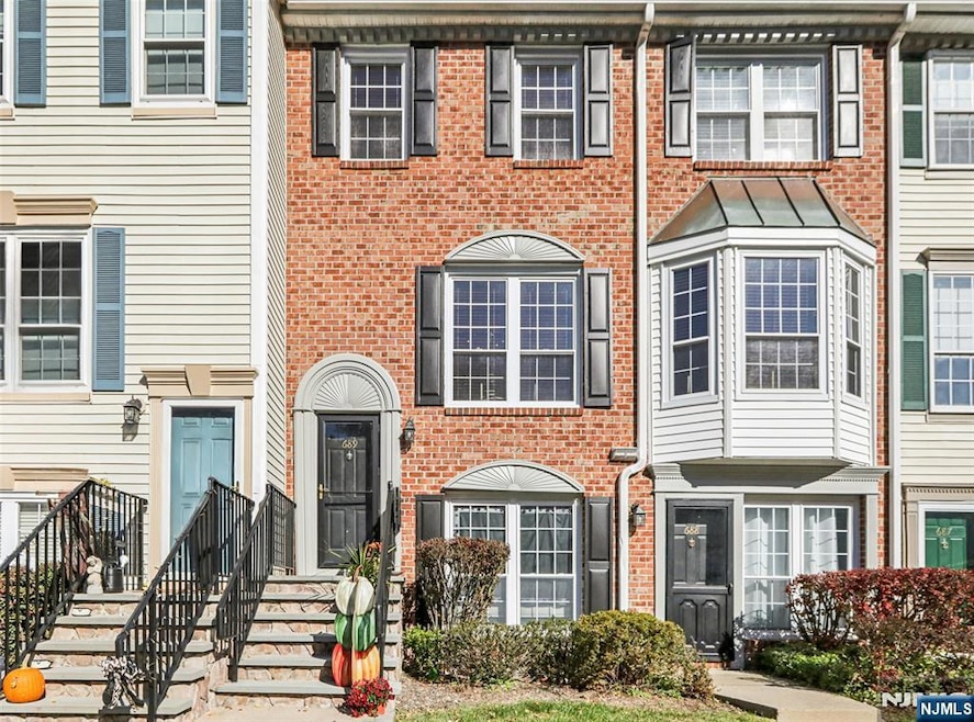 Pending $520,000 • Co-Listing Agent