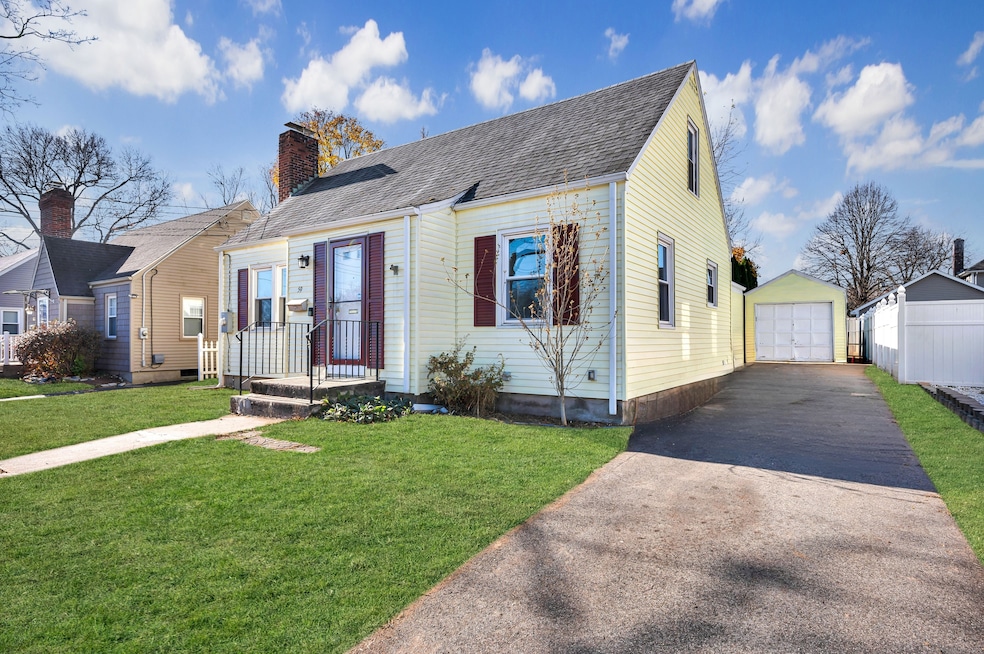 Bright and sunny cape in quiet neighborhood