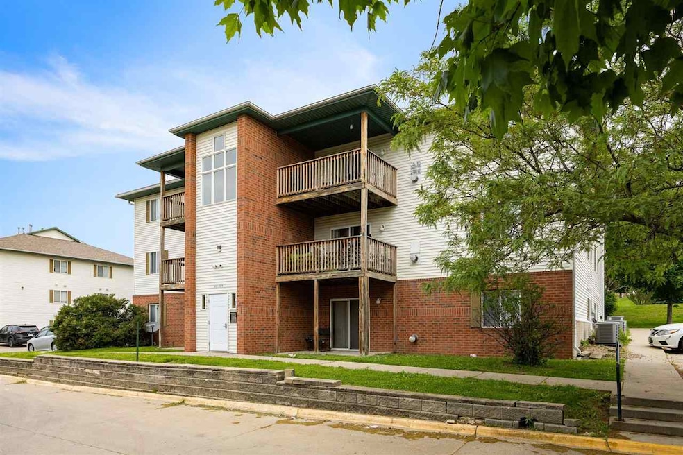 141 S Scott Blvd, Iowa City, IA 52245 - photo 1