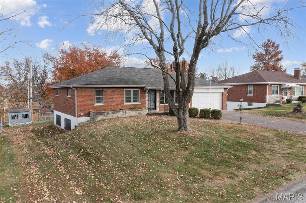 9720 Grantview Dr, Saint Louis, MO 63123 - photo 1