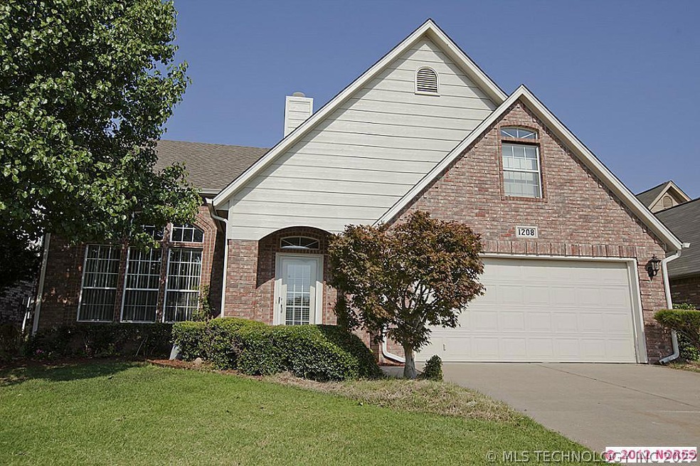 Great location off of 71st, close to shopping, din