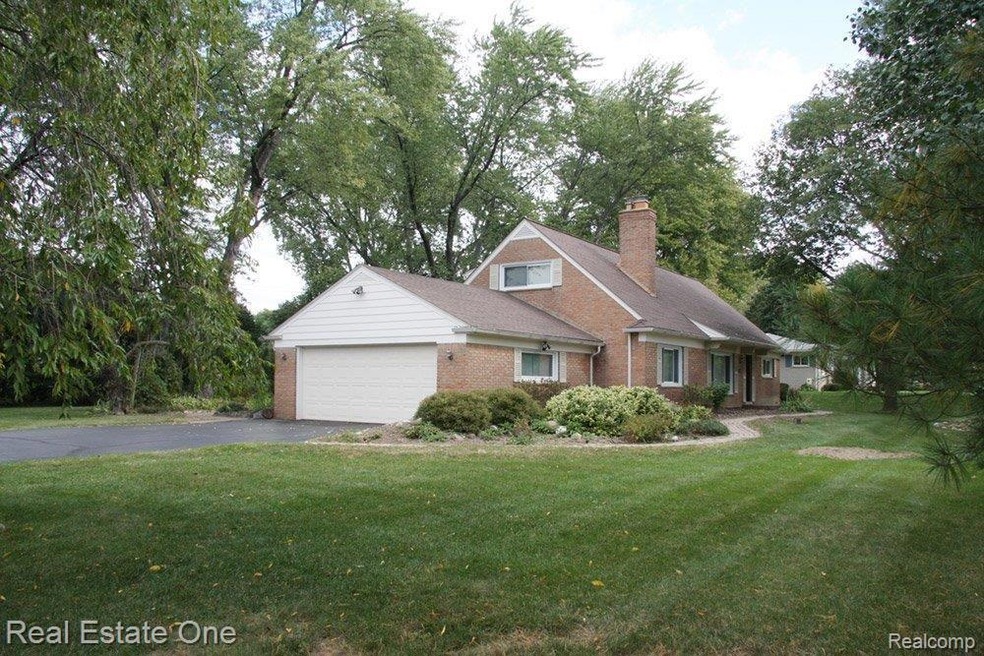 3150 Hartslock Woods Dr, West Bloomfield, MI 48322 - photo 1