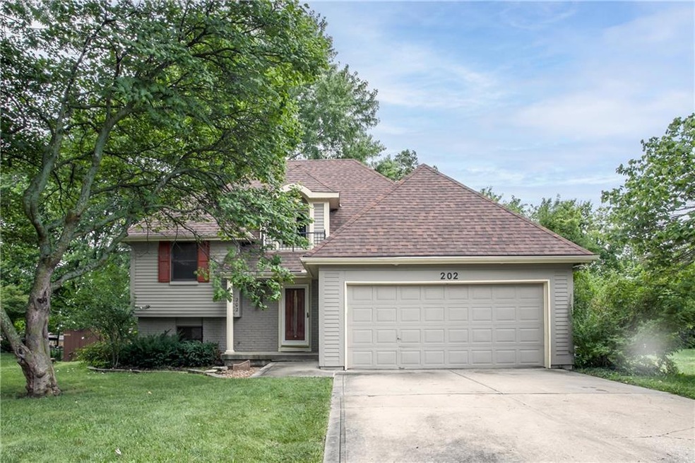 202 N Sunset Ln, Raymore, MO 64083 - photo 1