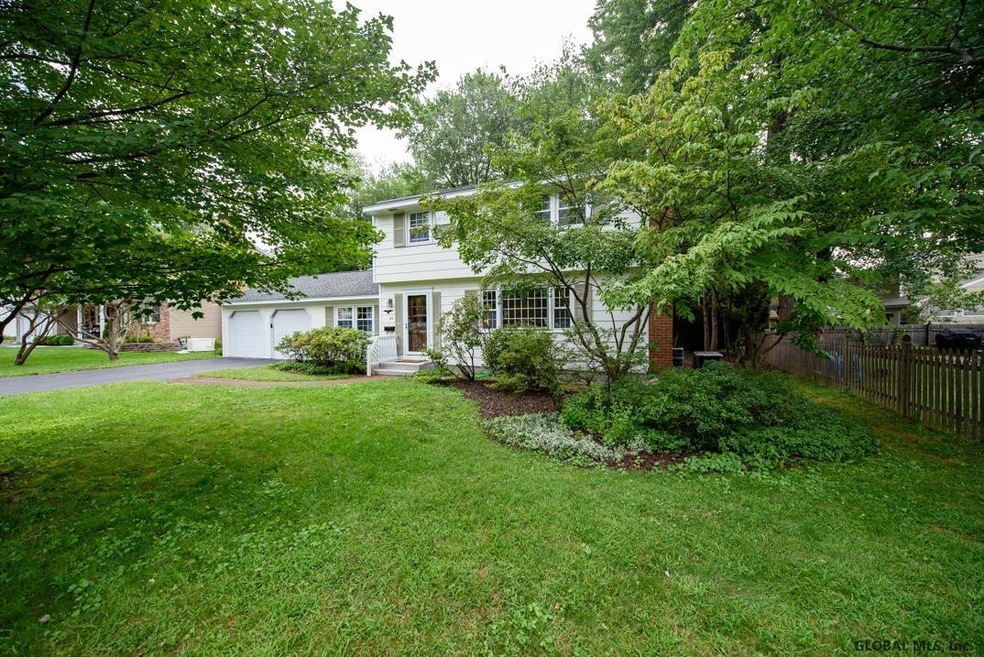 33 Dumbarton Dr, Delmar, NY 12054 - photo 1