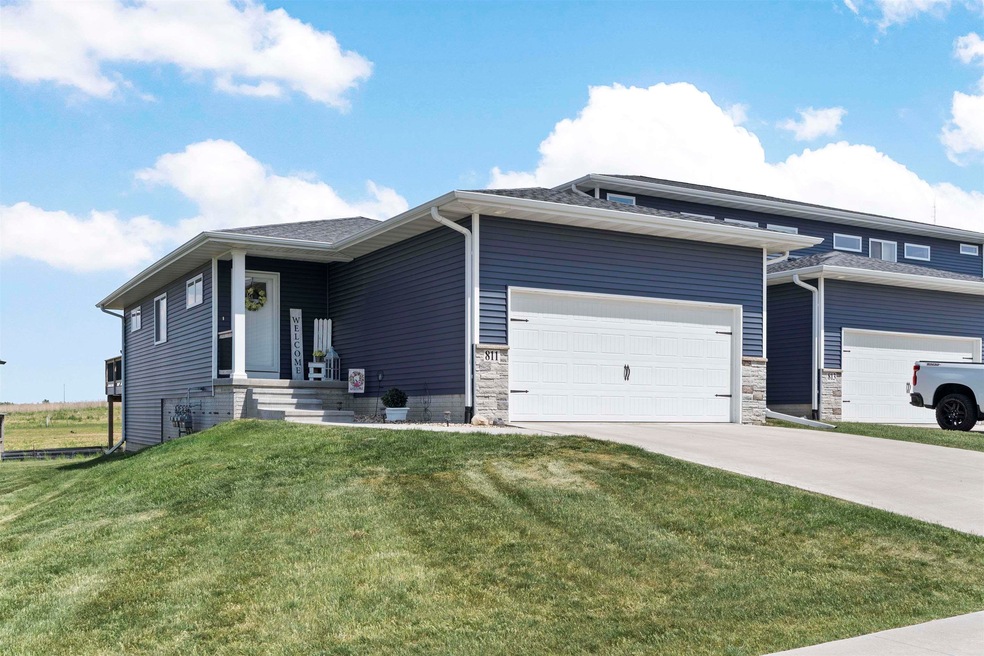 811 Grindstone Cir, Waterloo, IA 50702 - photo 1