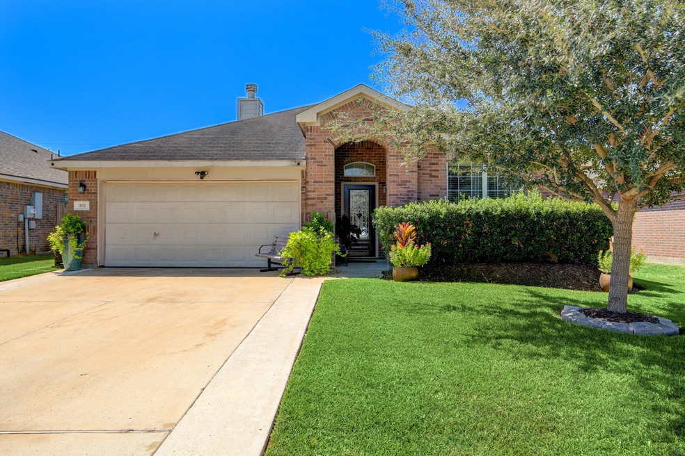 392 Henry St, Alvin, TX 77511 - photo 1