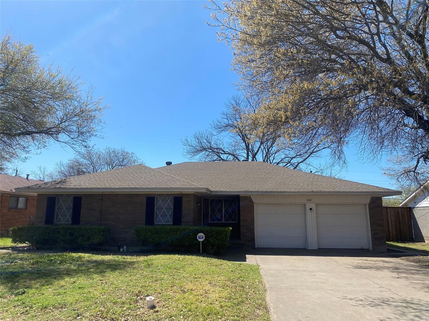 Ranch-style house with a front yard, a shingled ro
