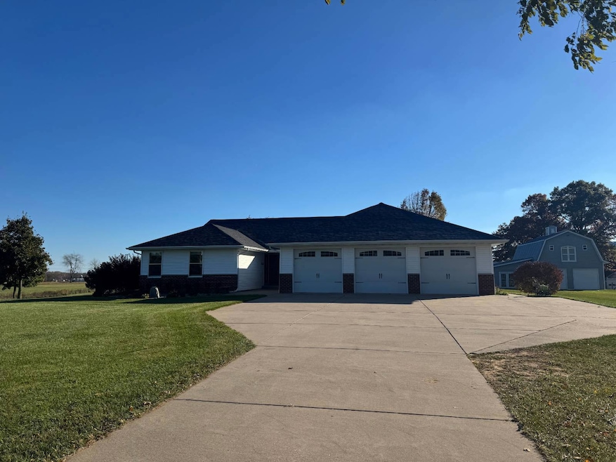 E7555 Ostrander Rd, New London, WI 54961 - photo 1