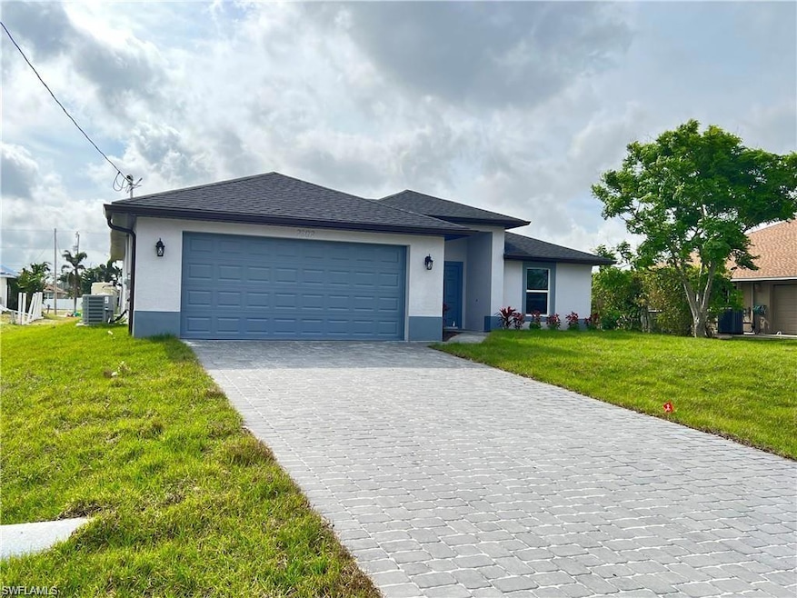 View of front of house featuring a front lawn, cen