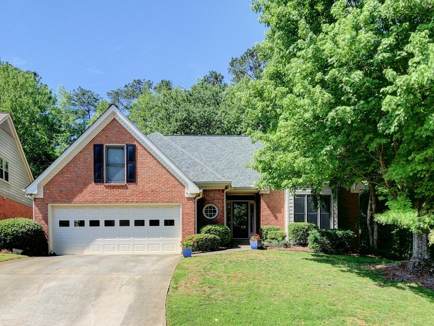 4 side-brick. Corner lot.