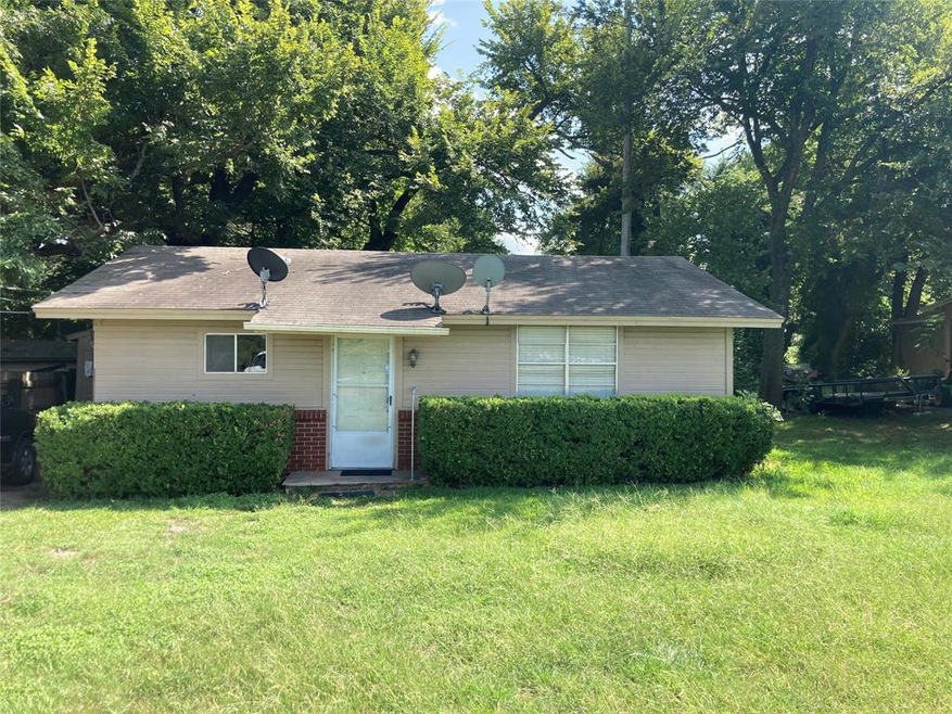 1319 Vine St, Weatherford, TX 76086 - photo 1