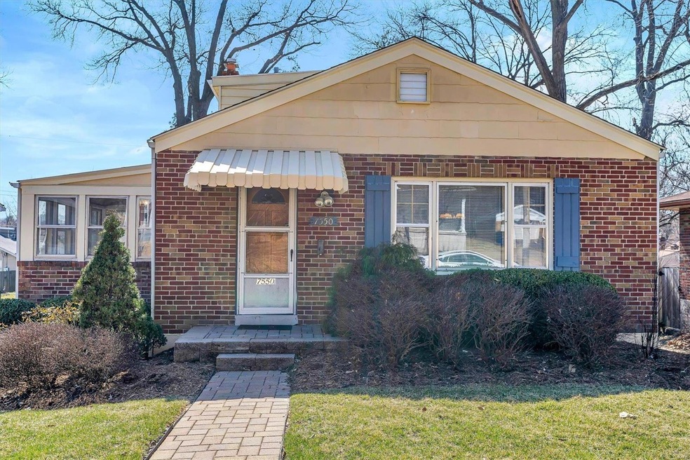 Adorable bungalow close to shopping & more
