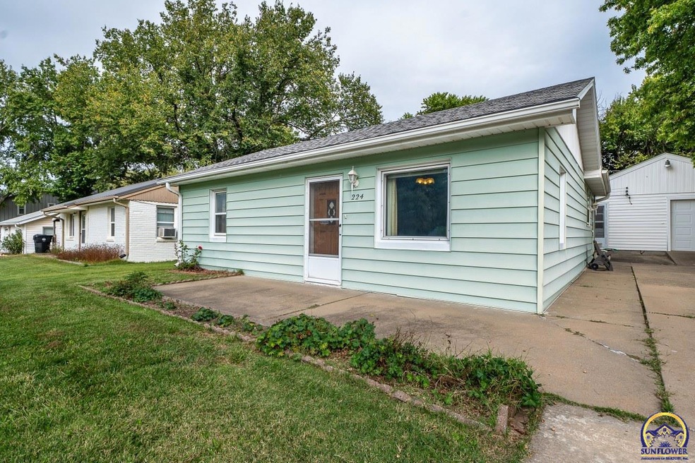 224 SW Terra Dr, Topeka, KS 66609 - photo 1