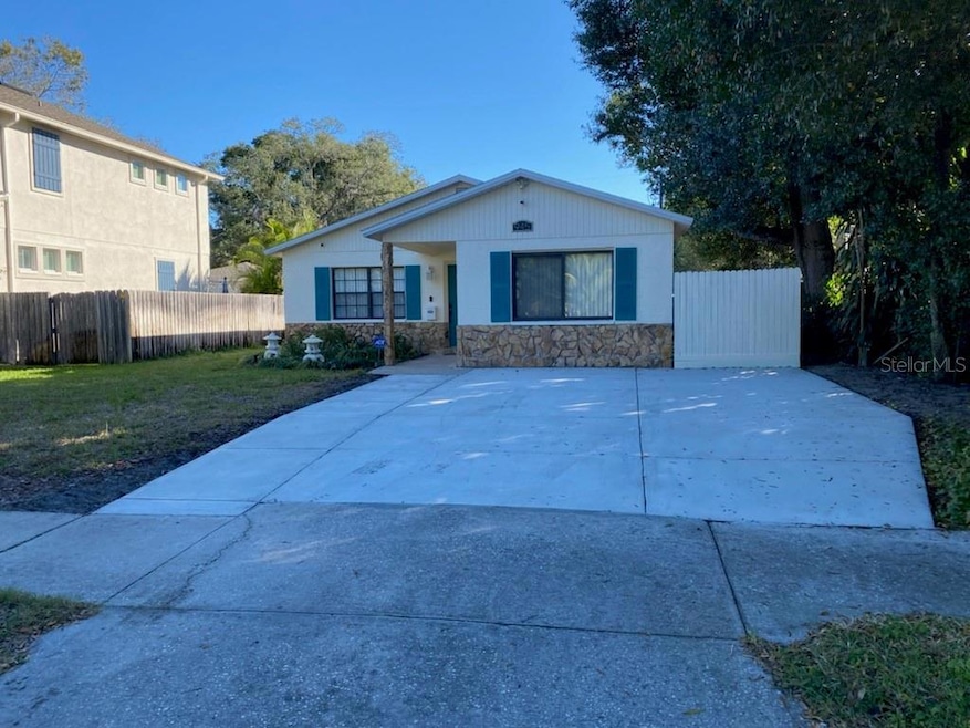 945 14th St N, Saint Petersburg, FL 33705 - photo 1