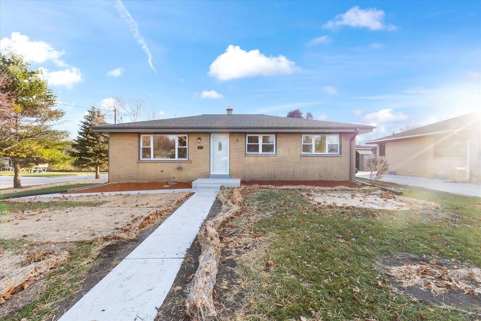 Front View w/ large yard