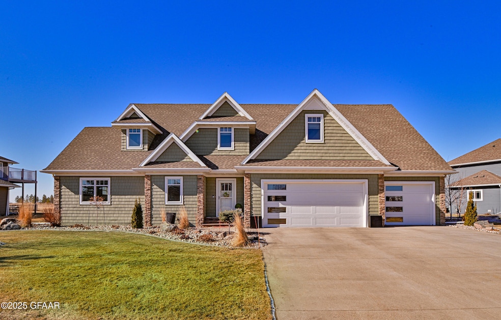 1586 Kings View Dr, Grand Forks, ND 58201 - photo 1