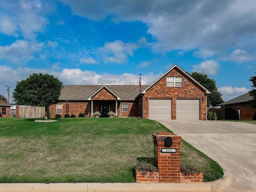 315 N Addison Dr, Hinton, OK 73047 - photo 1
