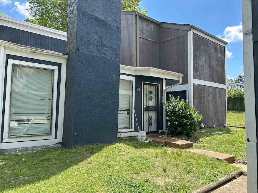 View of front facade with a front yard