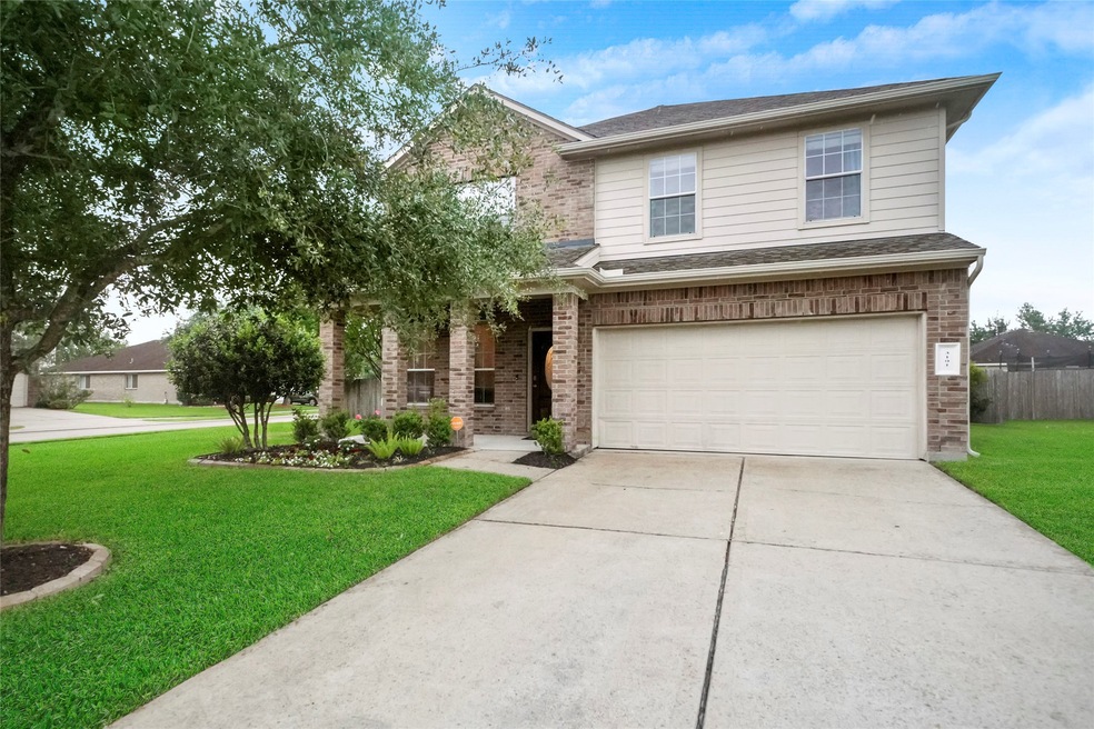 Meticulously WELL-MAINTAINED Pearland home!!! Zoned to Pearland ISD schools, EASY freeway access, CLOSE to shopping.  Tucked in a quiet neighborhood in the heart of Pearland.