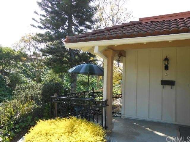 PRIVATE SETTING... SINGLE LEVEL, END UNIT.