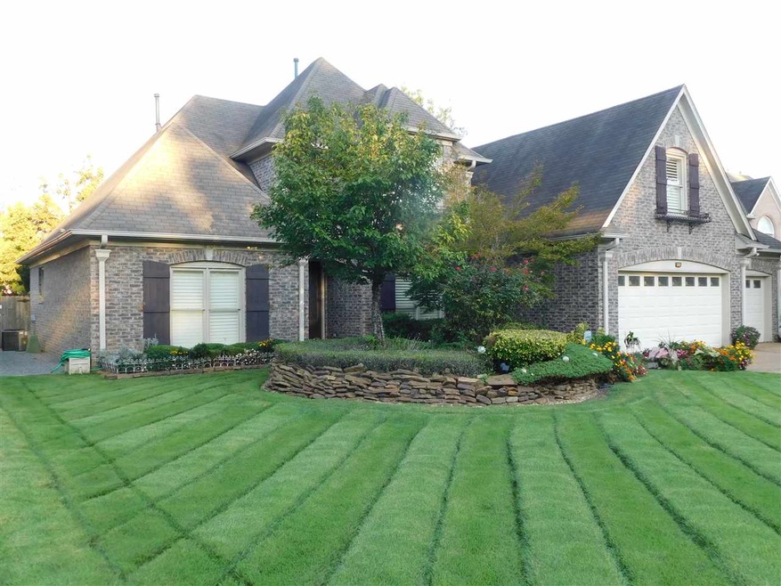 BEAUTIFUL MANICURED YARD! GREAT CURB APPEAL!