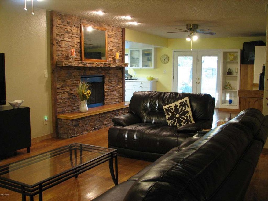 LIVING ROOM/DINING ROOM