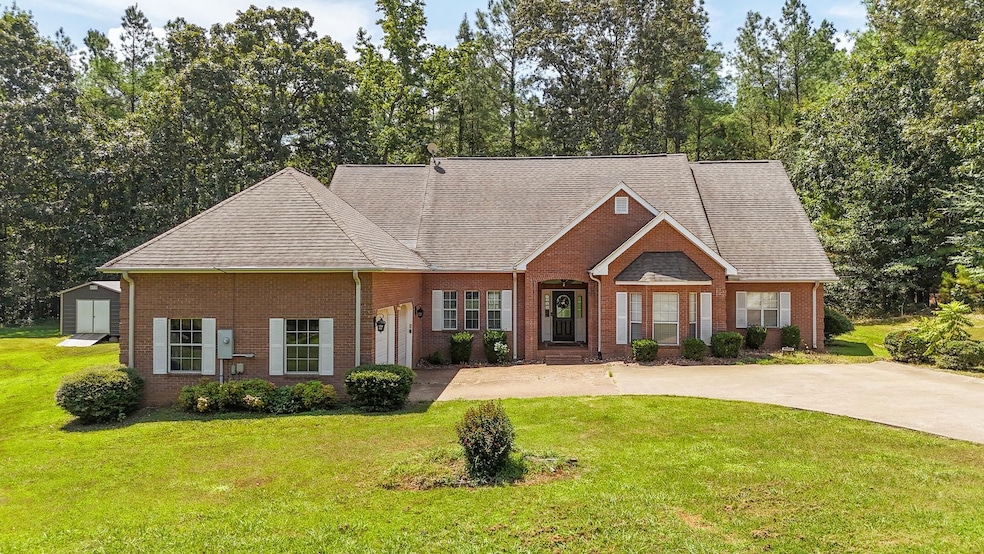 915 Clifftview Rd, Bolivar, TN 38008 - photo 1