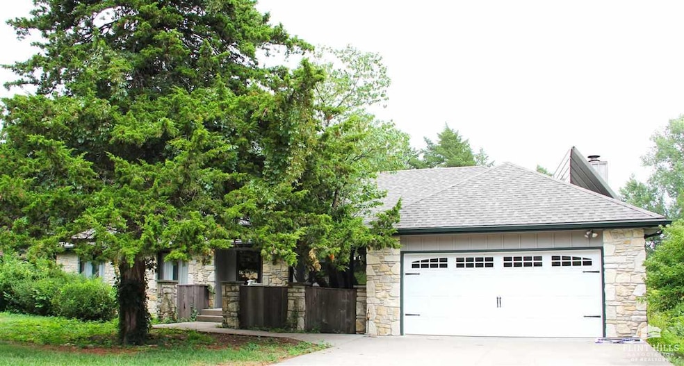 1716 Sheffield Cir, Manhattan, KS 66503 - photo 1