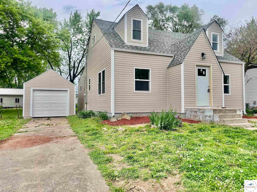 407 W Cleveland St, Versailles, MO 65084 - photo 1