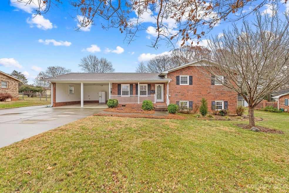 134 Victoria Dr, Statesville, NC 28625 - photo 1