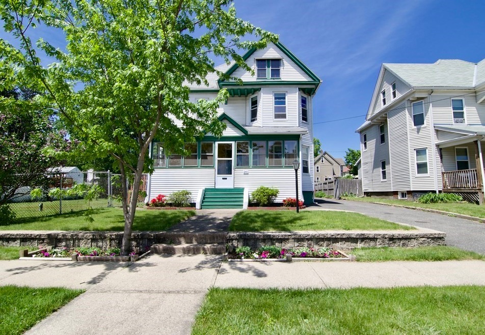 241 Locust St, Holyoke, MA 01040 - photo 1