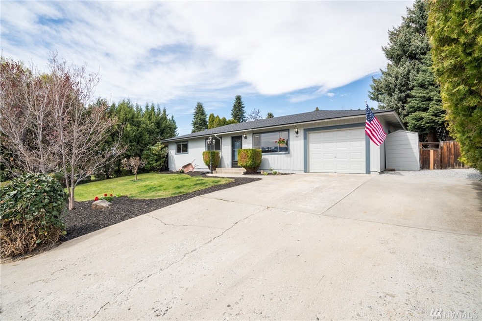 1907 6th St NE, East Wenatchee, WA 98802 - photo 1