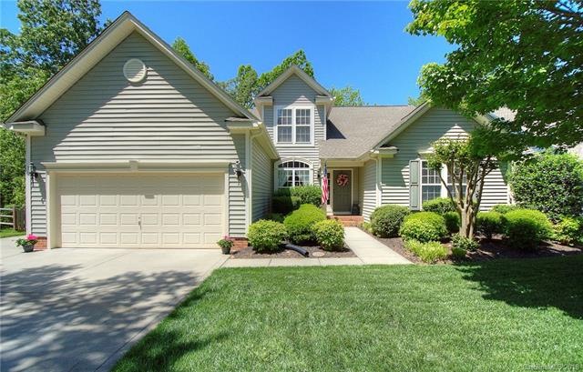 Beautiful 3 BR waterfront home in lake community.