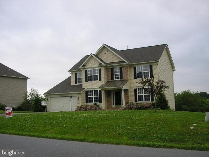 641 Shannon Dr N, Greencastle, PA 17225 - photo 1