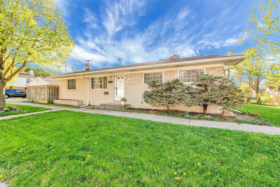 2107 Hollywood Ave, Grosse Pointe Woods, MI 48236 - photo 1