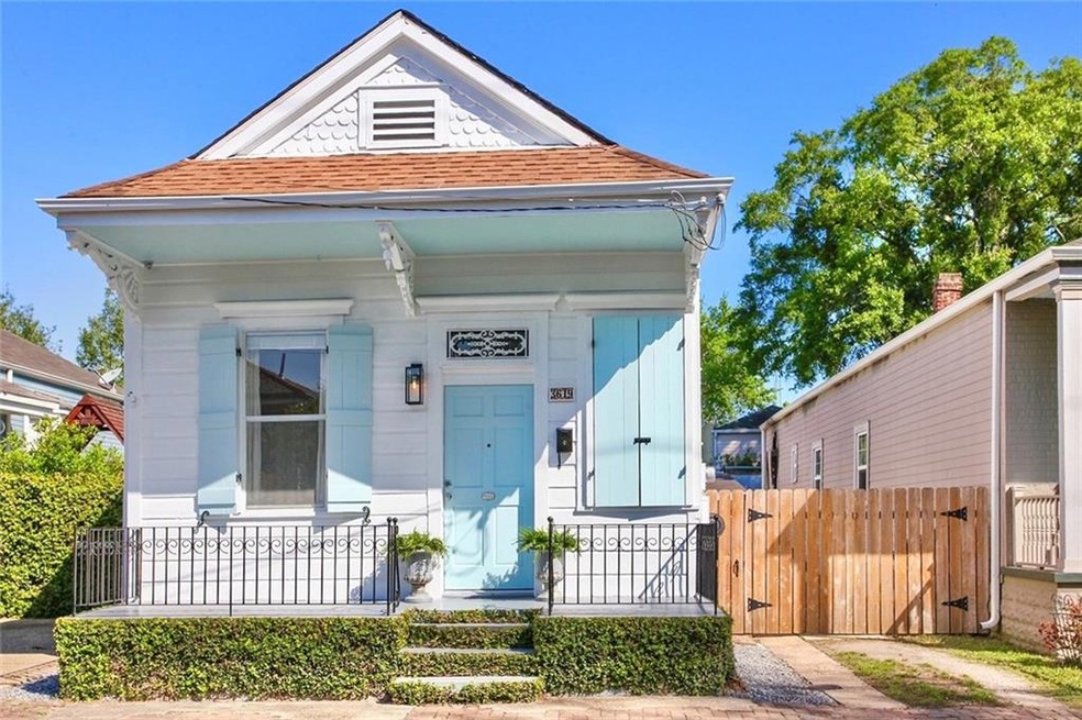 Charming Uptown Victorian Cottage just off Histori
