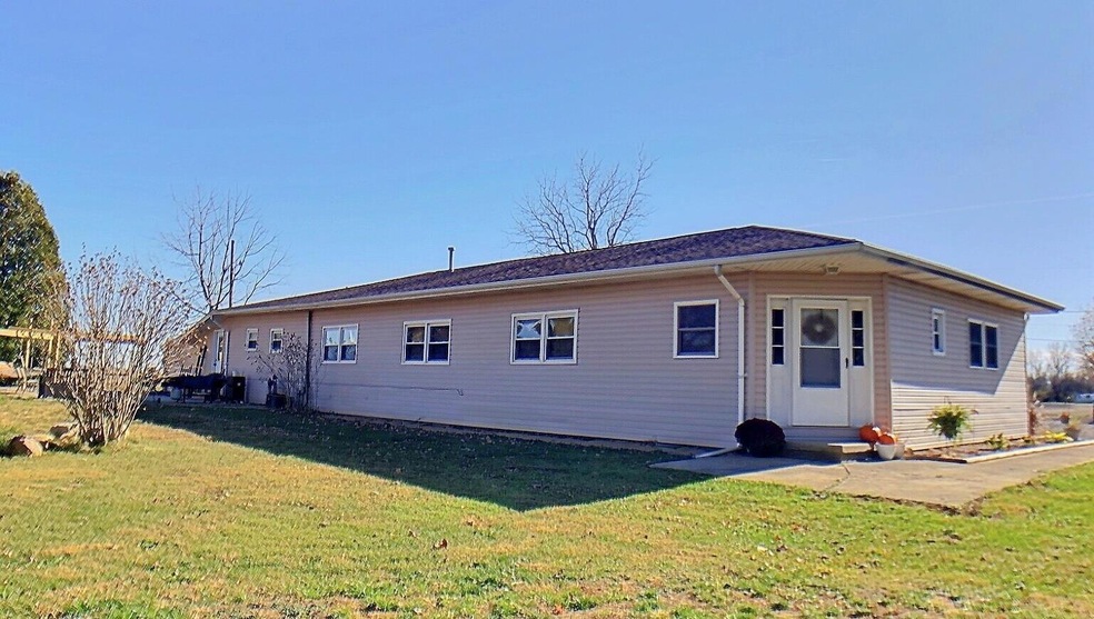 305 S Washington St, Windfall, IN 46076 - photo 1