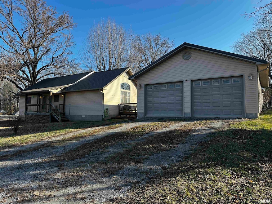 802 E Charles St, West Frankfort, IL 62896 - photo 1