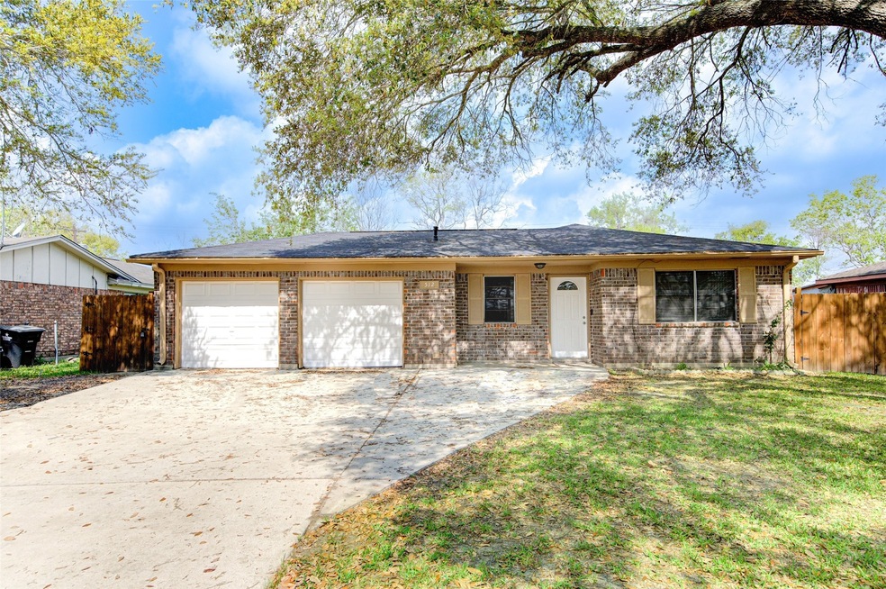512 Linda Ln, Alvin, TX 77511 - photo 1