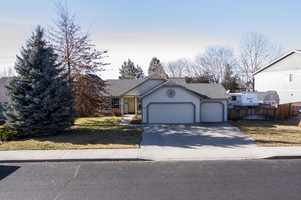 2909 NW 17th St, Redmond, OR 97756 - photo 1