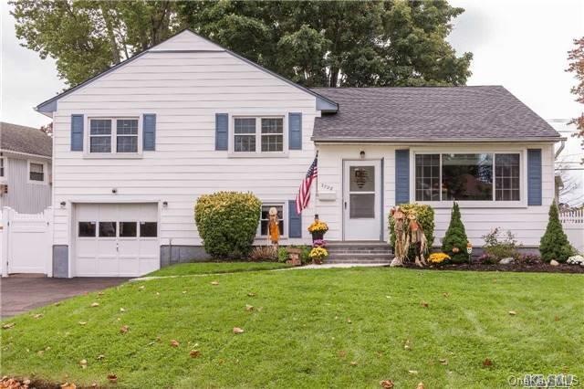 3728 Regent Ln, Wantagh, NY 11793 - photo 1