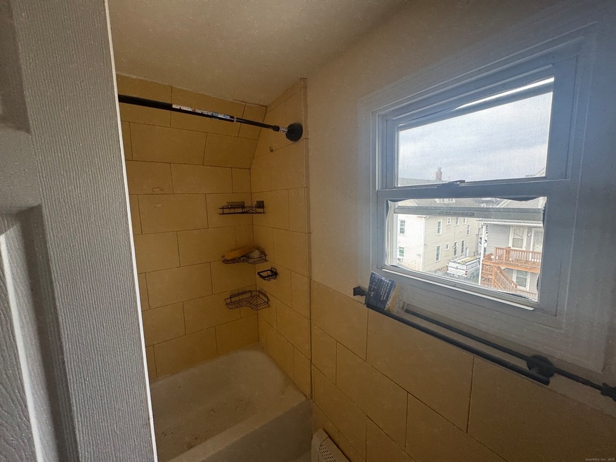 190 Whitney Ave unit 3rd Apartment, Bridgeport, CT 06606 - photo 1