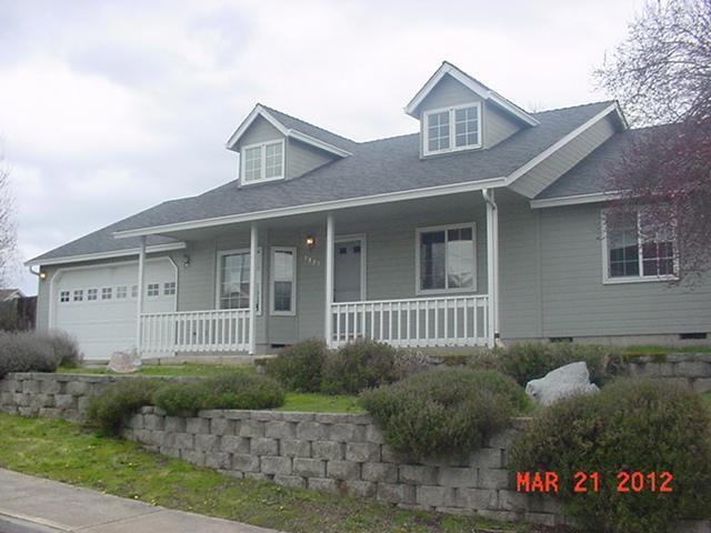 1427 Matthews Place, Medford, OR 97504 - photo 1