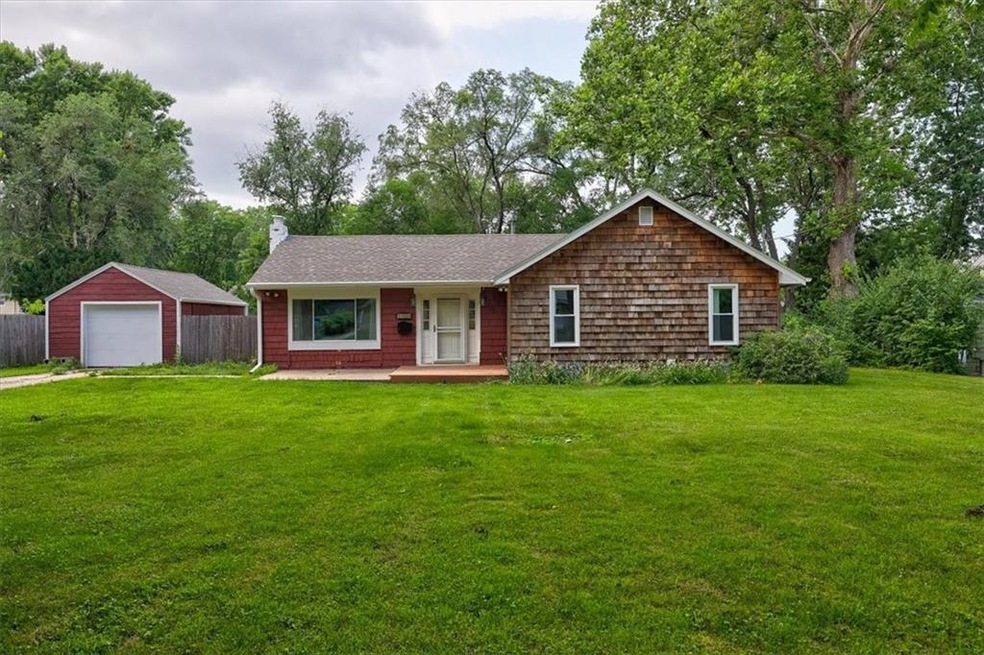3934 42nd St, Des Moines, IA 50310 - photo 1
