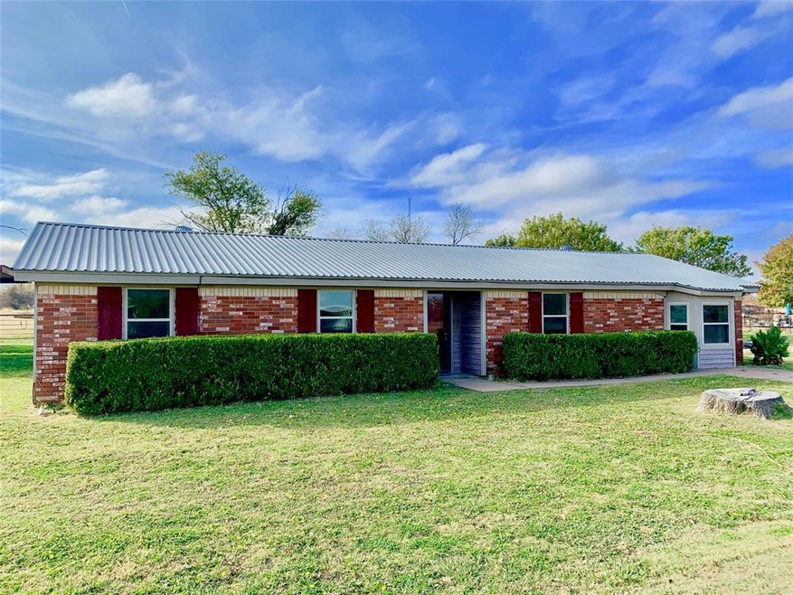 704 W Lee Ave, Weatherford, TX 76086 - photo 1