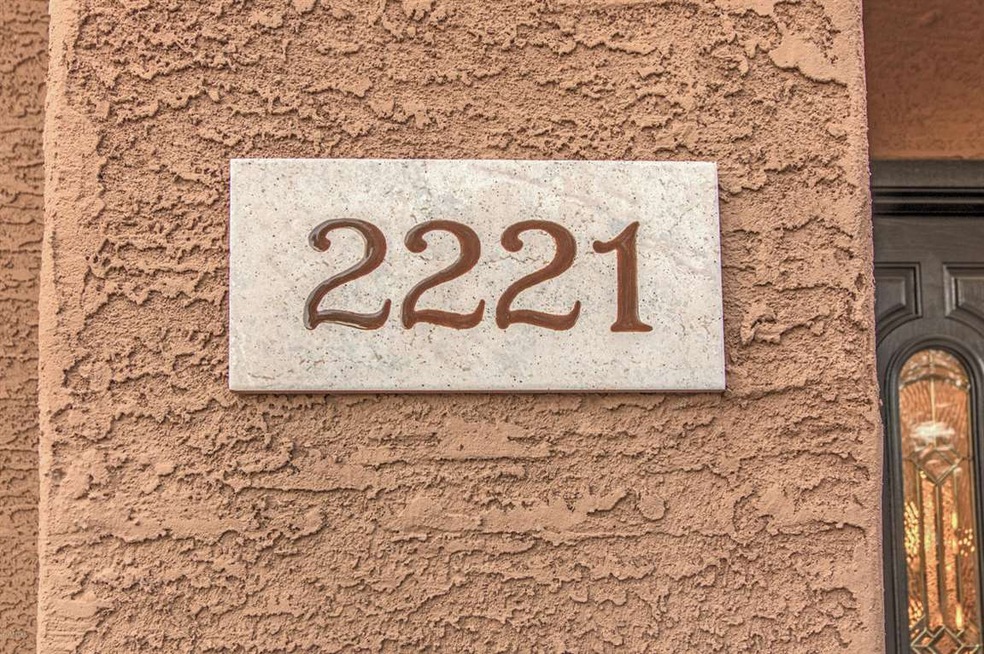 2221 W Calle De Las Estrella